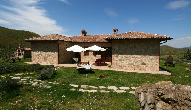 Farmhouse near Lake Trasimeno with Pool