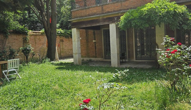 Flat with garden and canal view, in Venice Town Center (San Polo neighborhood!)