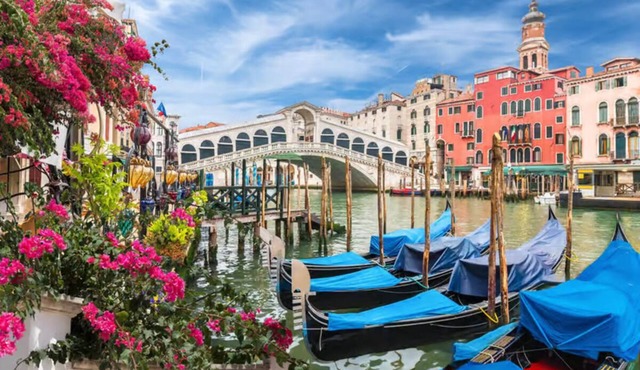 Grand Cannaregio Residence with Private Terrace, 6 Bedrooms & 6.5 Bathrooms
