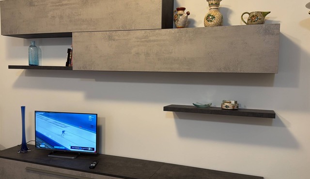 Great location with parking, and easily accessible from the airport too!