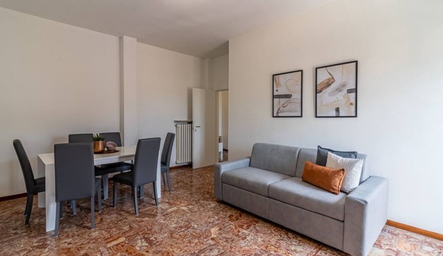 GuestHost - Apartment located on the third floor of a building equipped with a lift (NOT suitable for the disabled).In 82 square meters of space it comfortably accommodates 7 people.The apartment is located 4 minutes walk from the bus stop, ideal for rea