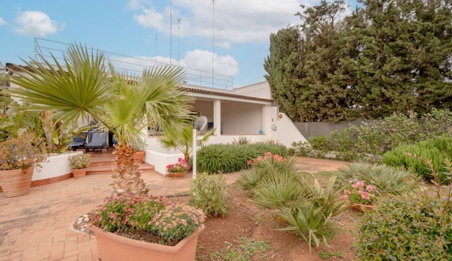 GuestHost - Charming villa of 75 square meters, ideal for hosting up to 4 people, with a garden, a large outdoor patio of 25 square meters and private reserved parking.Located in a strategic position, very close to the sea, the ring roads and the port, i