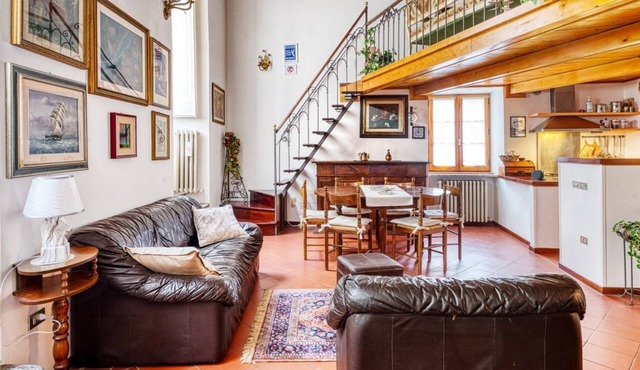 GuestHost - Charming loft apartment of about 80 square meters, able to accommodate up to 5 people, located on the first floor of a period building (NO elevator - several external and internal steps).The property is located within the historic center of P