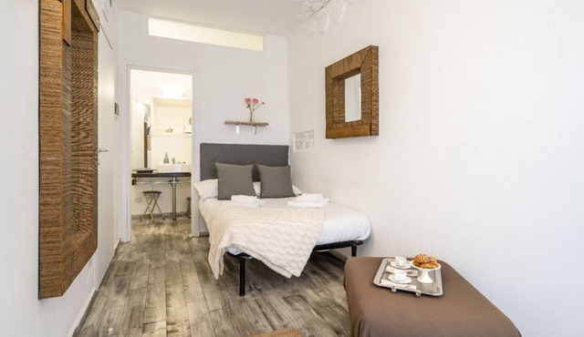 GuestHost - Cozy double room with private bathroom and balcony, located in a period building a short distance from the center of Castellana Grotte, reachable in a few minutes on foot, but far from chaos and crowding. The accommodation boasts a privileged