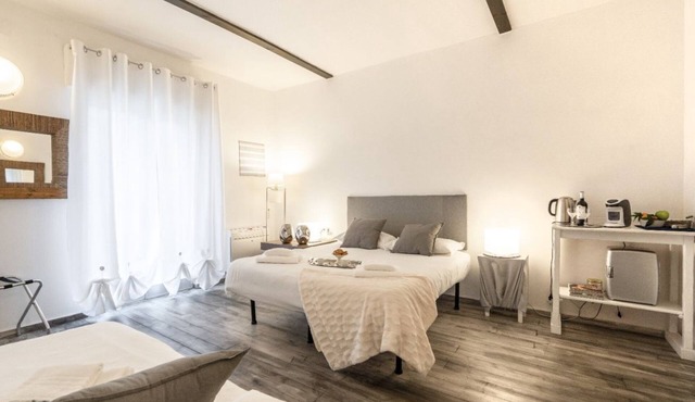GuestHost - Comfortable room for 3 people with private bathroom and balcony, located in a period building a short distance from the center of Castellana Grotte, reachable in few minutes on foot, but far from chaos and crowding. The accommodation boasts a