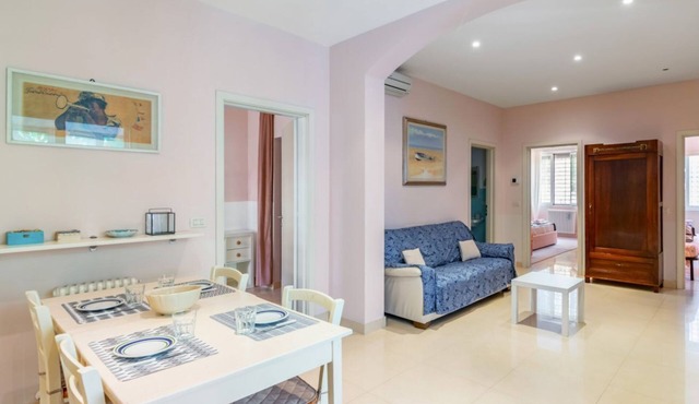 GuestHost - Comfortable apartment located on the ground floor of a renovated building.In 110 m2 of space, it comfortably accommodates 4 people with two double bedrooms and two bathrooms.Possibility to park for free inside the property, in the courtyard (