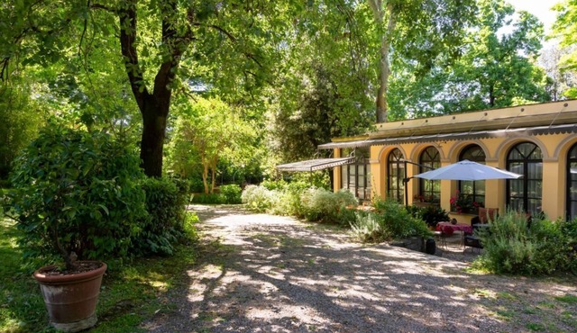GuestHost - Comfortable 30sqm loft that can accommodate up to 3 people. Located on the ground floor of a characteristic building surrounded by Piazzale Galileo greenery, the room is the ideal solution to visit Florence while staying away from the histori in Firenze
