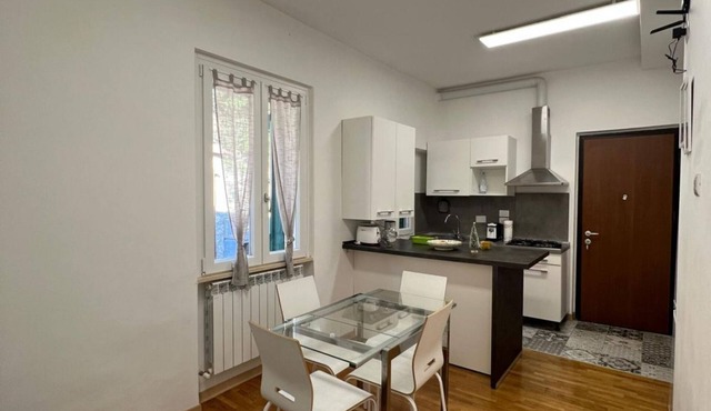 GuestHost - Comfortable 80 sqm apartment, accommodating up to five people, located on the ground floor of a building.The property is located just steps from Perugia's historic center, easily accessible on foot, in an area full of amenities. The Etruscan