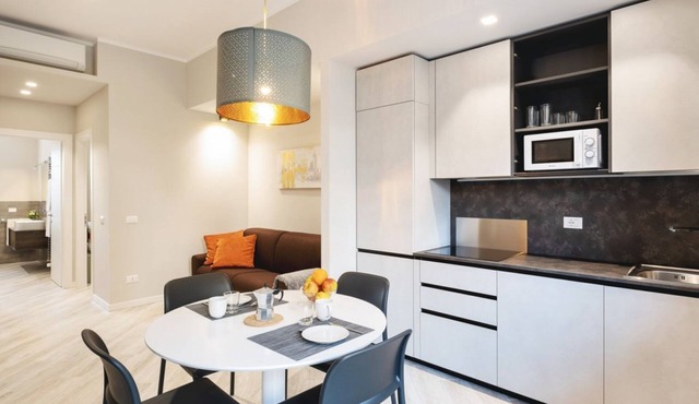 GuestHost - Delightful one bedroom apartment particularly welcoming, with attention to detail and very bright. It has all the necessary comforts.Located in front of the Maggiore hospital, you can easily reach the historic center, the station, the airport