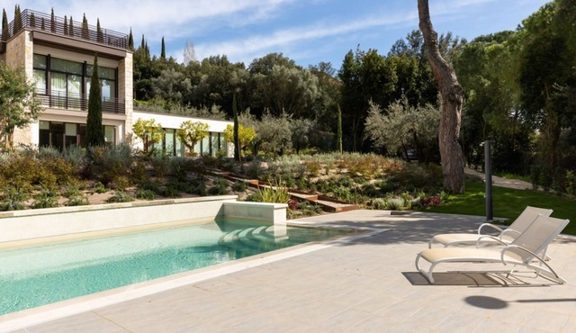 GuestHost - Elegant apartment for two people, arranged on two levels and equipped with all comforts including a balcony and shower with chromotherapy. The apartment is located in a modern condominium complex with a shared swimming pool, which enjoys a pl