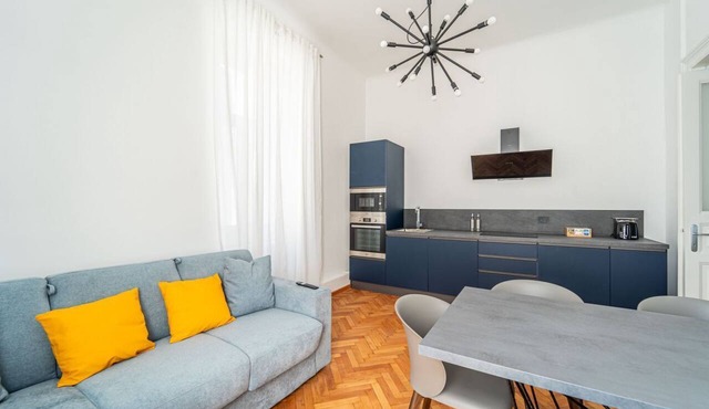 GuestHost - Elegant apartment located on the third floor of a building without a lift.In 103 square meters of space, it accommodates 7 people, with three bedrooms and a living area with a kitchenette.Full bathroom and a service bathroom.Free parking on w