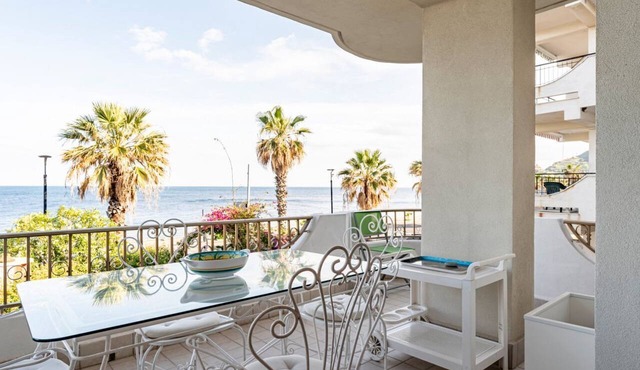 GuestHost - Casa Giovanna, Waterfront, Sea View in Sant'Alessio Siculo