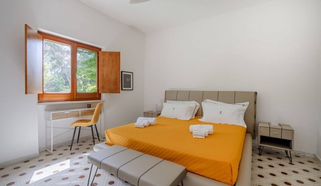 GuestHost - Large room ideal for two, featuring a private bathroom and located in a villa in Borgo Lucia, a complex with a large shared garden. Surrounded by greenery, the accommodation is located in Selva di Fasano, a quiet hillside hamlet in the munici