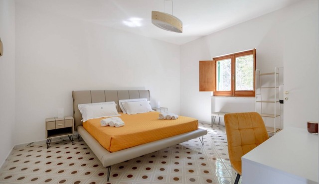 GuestHost - Large room ideal for two, featuring a private bathroom and located in a villa in Borgo Lucia, a complex with a large shared garden. Surrounded by greenery, the accommodation is located in Selva di Fasano, a quiet hillside hamlet in the munici