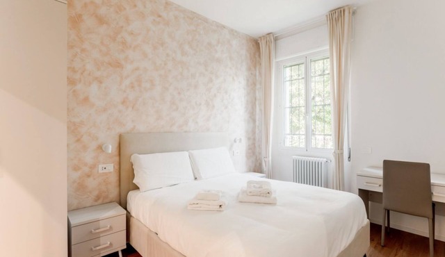 GuestHost - Modern 18 sqm room just 6 minutes walk from Sant'Antonio Hospital, able to accommodate up to 2 people. The accommodation is located on the ground floor (raised) of a building without a lift (NOT suitable for disabled people). Please note that