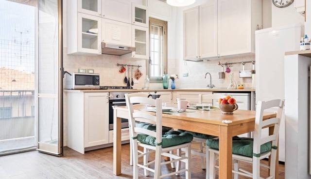 GuestHost - The apartment is located on the fourth floor of a building with a lift (very narrow therefore not suitable for the disabled).There are 7 steps to access the elevator.In 80 square meters of space it accommodates 4 people, with a double bedroom