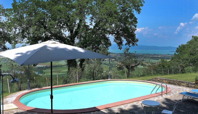Historic villa overlooking Lake Trasimeno