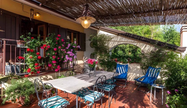 Holiday apartment on the first floor in a villa with sea views
