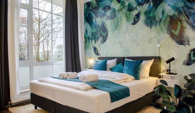 Homely Stay Studio9 - View to the green courtyard in München