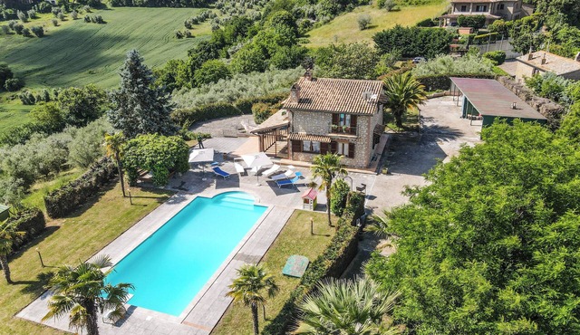 House with private pool walking distance from village and 6km from Orvieto.