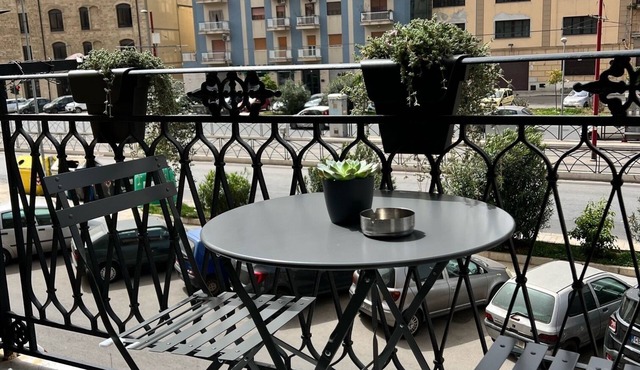 In Casuzza, centrally located and a stone's throw from Palermo Central Station.
