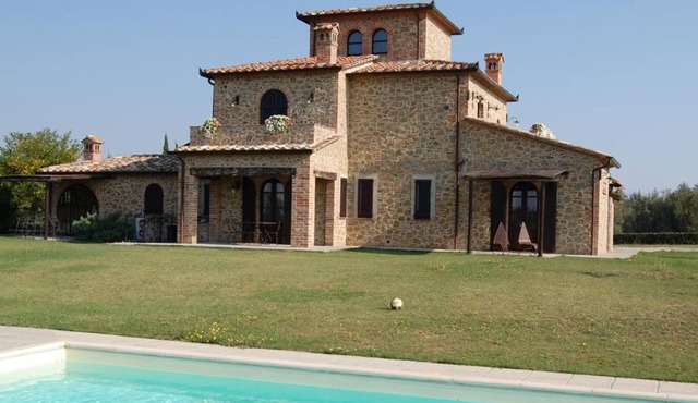 Independent farmhouse with 7 bedrooms and Pool. Lago Trasimeno