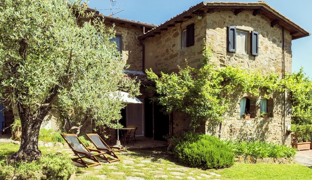 La Loggetta apartment in farmhouse with swimming pool surrounded by greenery