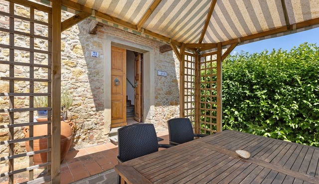 'La Ripa - Apartment I Ghiri' with Shared Pool & Wi-Fi