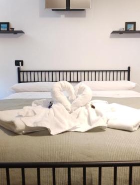 La Suite di Santa Chiara by MyAssisiSuite - Dormi in una Casa del '400 - 125 mq, RARO PIANO TERRA - 3 Veri Letti Matrimoniali, Zero Divani Letto - LIVE CHECK-IN, No Key Box, 3 Real Beds, Jacuzzi - Mówimy po polsku