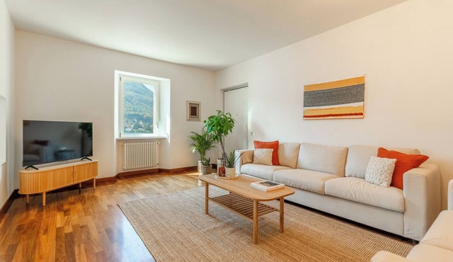 Lakefront Villa Giulia, PK, Hot Tub, Gym! in Carate Urio