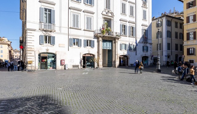 Large apartment view of Campo Dei Fiori total up to 8 + 2 people