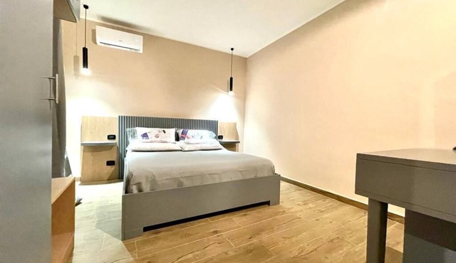 Large, bright and quiet room (1)