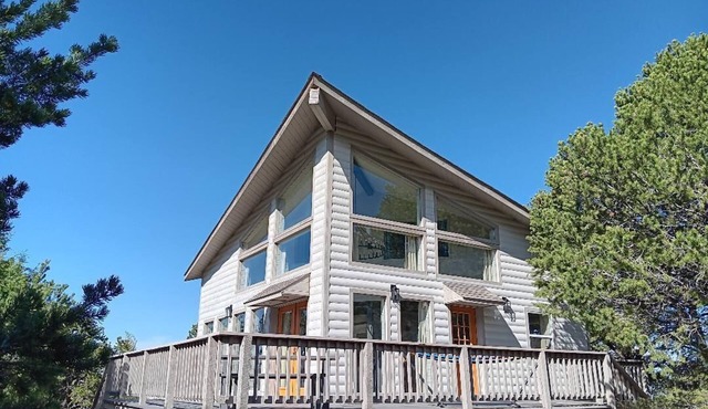 Light filled, Open Concept Loft in Crestone Pet Friendly in Crestone