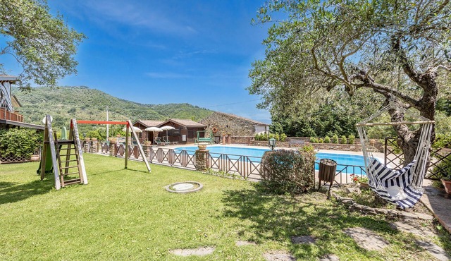 Local Stone Cottage With Shared Pool, Casal Velino, Italy