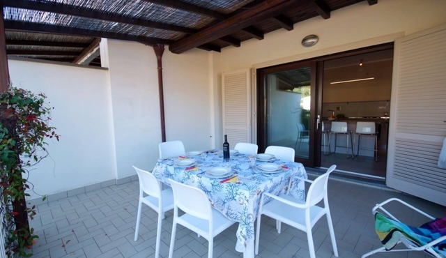 Located just 200 meters from Procchio’s main street and about 600 meters from the beautiful sandy beach, this spacious four-room apartment is the ideal choice for anyone looking for a comfortable and relaxing vacation just a few minutes’ walk from the sea