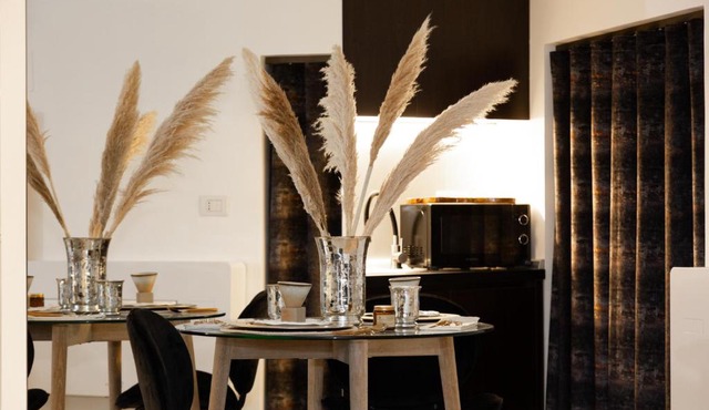 LOFT SUITE FEMmE NOIR 'LA REGGIA'