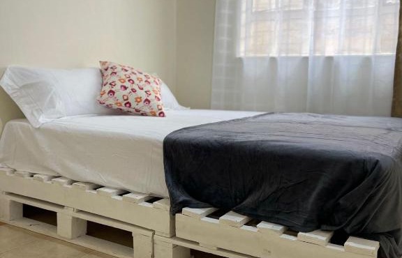 Lovely 2 bedroom with parking on premise.
