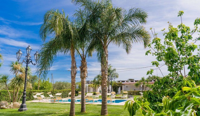 Lovely apartment in villa for 5 people with pool, A/C, WIFI, TV and veranda, close to Ostuni