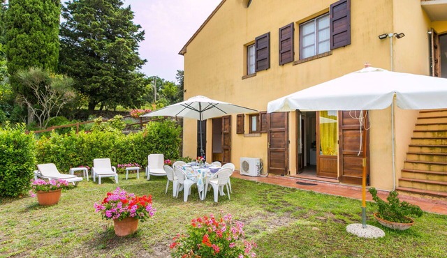 Lovely apartment for 17 people with WIFI, pool, A/C, TV, patio, pets allowed and panoramic view