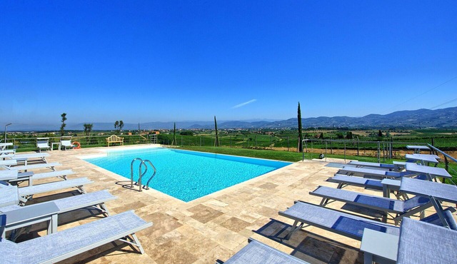Lovely apartment for 6 people with WIFI, pool, A/C, TV and panoramic view in Vinci