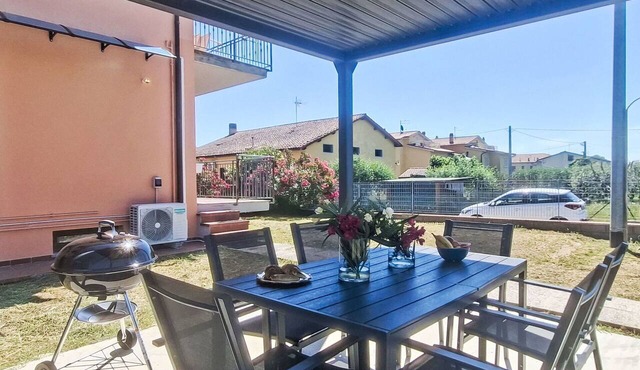 Lovely apartment for 6 people with A/C, TV, patio and pets allowed