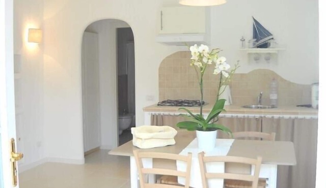 Lovely garden apartment, centrally located and close to the sea