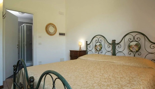 Lovely room for 2 people with A/C, WIFI, pool, TV, veranda and pets allowed, close to Perugia