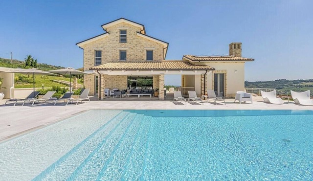 Luxury villa with pool in Aso Valley
