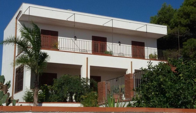 Mediterranean style villa overlooking the oasis of the Belice river
