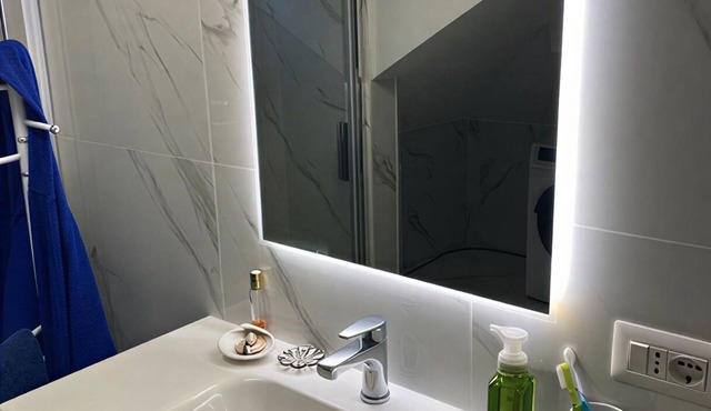 Modern and newly renovated luxury apartment in Rome center with full amenities.