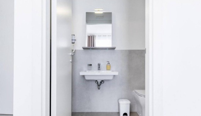 🏡 Modern & Functional Rooms in Mestre – Brand-New Guesthouse with Free ParkingPerfectly located for Venice: bus no. 5 passes every 10 minutes and takes you directly to the historic center in just a few minutes! Rooms are equipped with a comfortable in Venezia