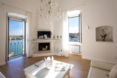 Monique Exclusive House
