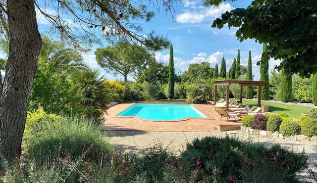 New Listing - Beautiful renovated villa , sleeps 12, air con, private pool