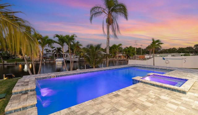 New! Waterfront home with a beautiful pool and jacuzzi in Cocoa Beach